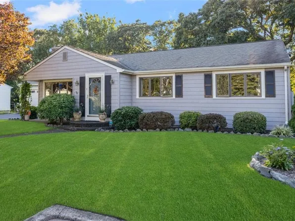 2 Arlington Dr, Lincoln, RI 02865