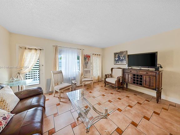 4th image of 15610 NE 6th Ave APT 23D
