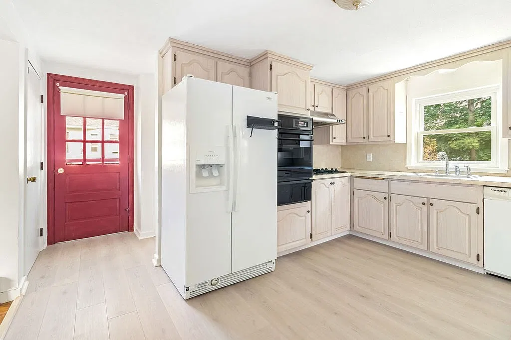 3 bed, 1.5 bath, 1392 sqft, $3,900 — Photo 4