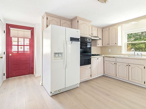 4th image of 16 Wedgemere Rd #16