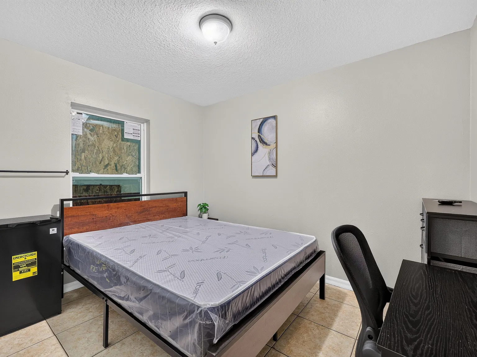 4 bed, 4.0 bath, 100 sqft, $862 — Photo 2