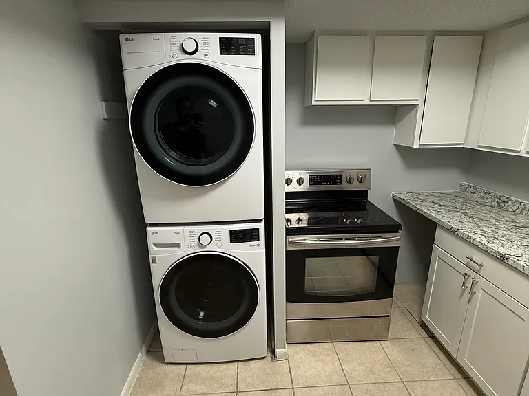586 Bahia Cir #B — Photo 3