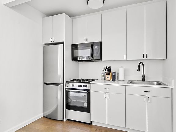 3rd image of 63 E 9th St APT 4Y
