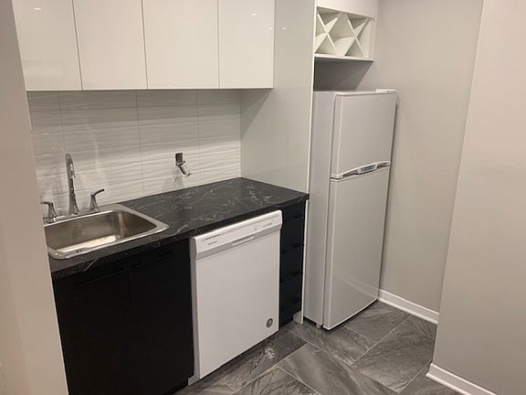 5th image of 55 Sweetland Ave #698567