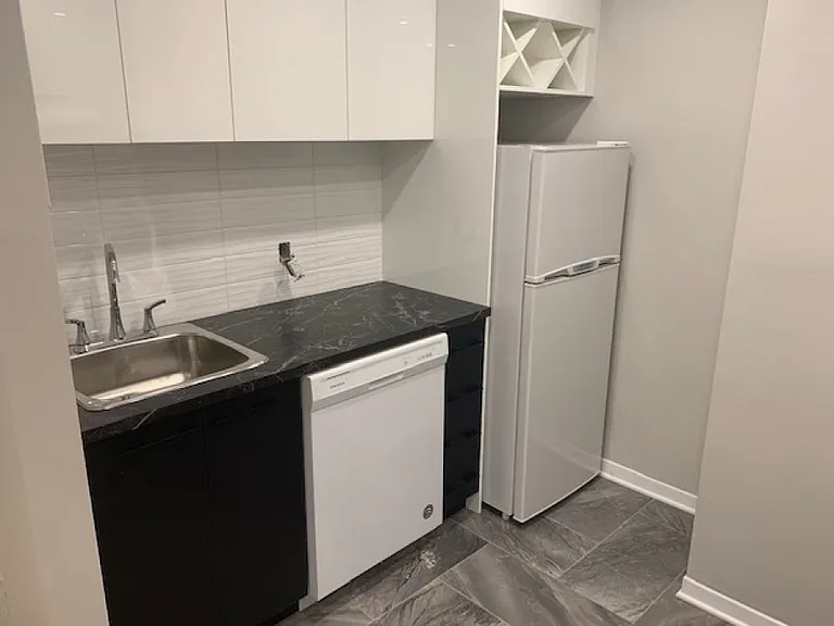 55 Sweetland Ave — Photo 5