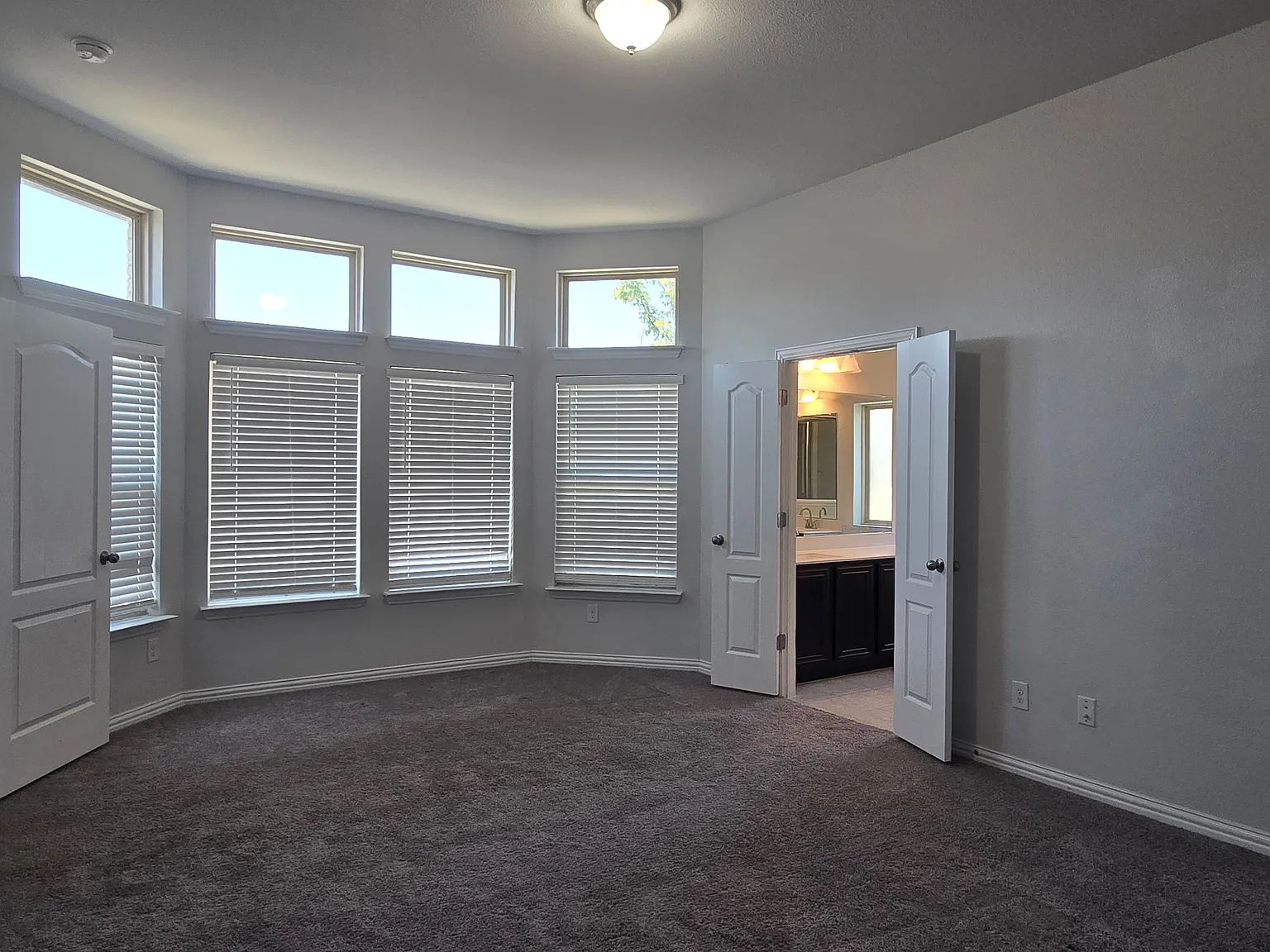 5 bed, 2215 sqft, $2,775 — Photo 4