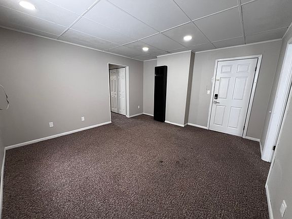 4th image of 204 W Washington St #4