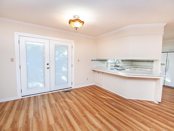 5th image of 217 Ashton Dr