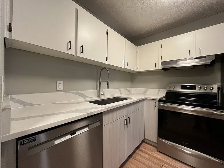 15827 NE Glisan St #3 — Photo 8