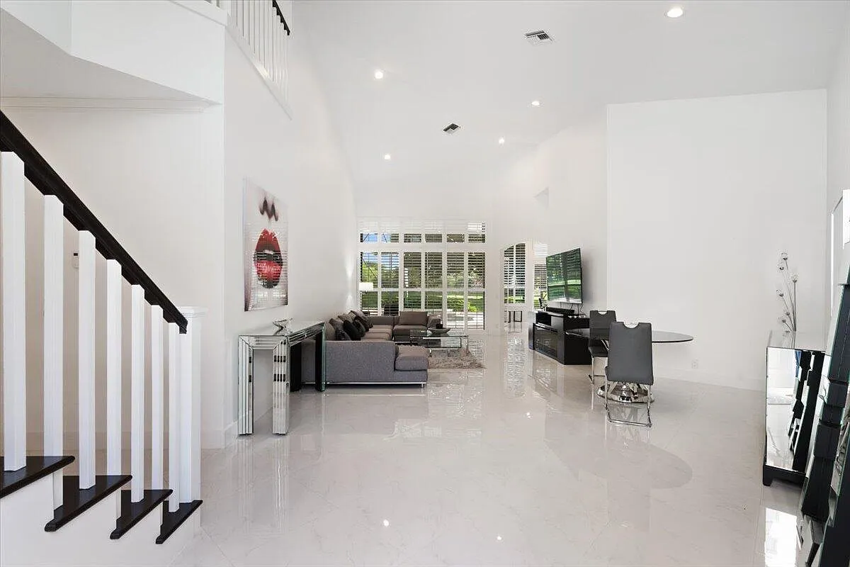 5 bed, 4.5 bath, 3340 sqft, $10,000 — Photo 3