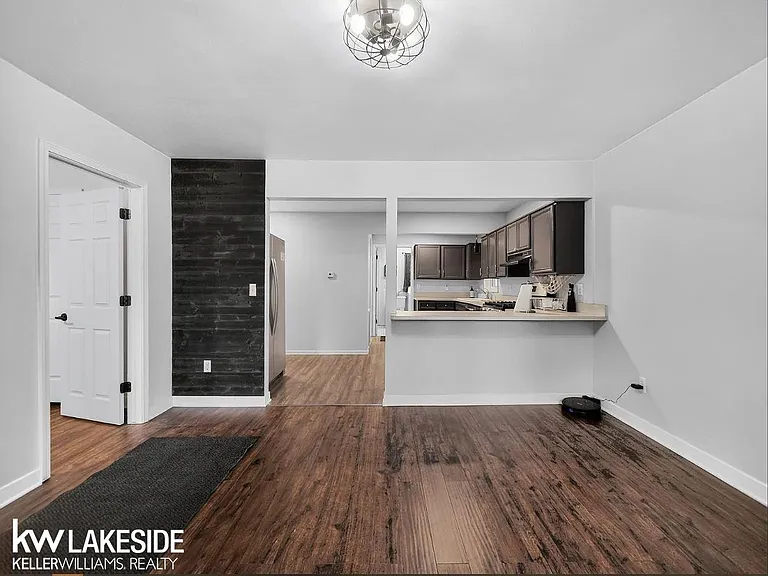 388 E South Blvd — Photo 16