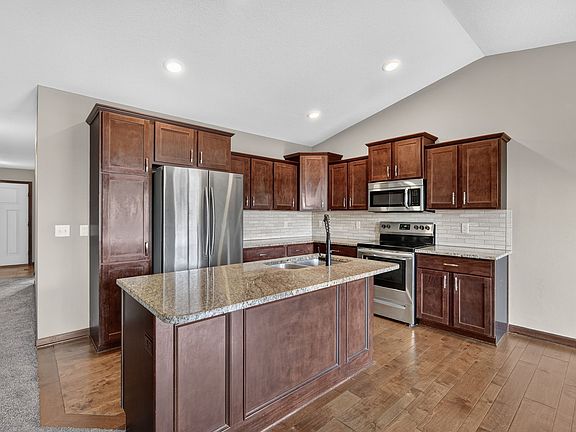 4th image of 570 NE Badger Ln