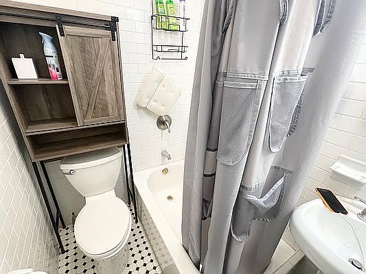 4th image of 403 W 44th St APT 4A