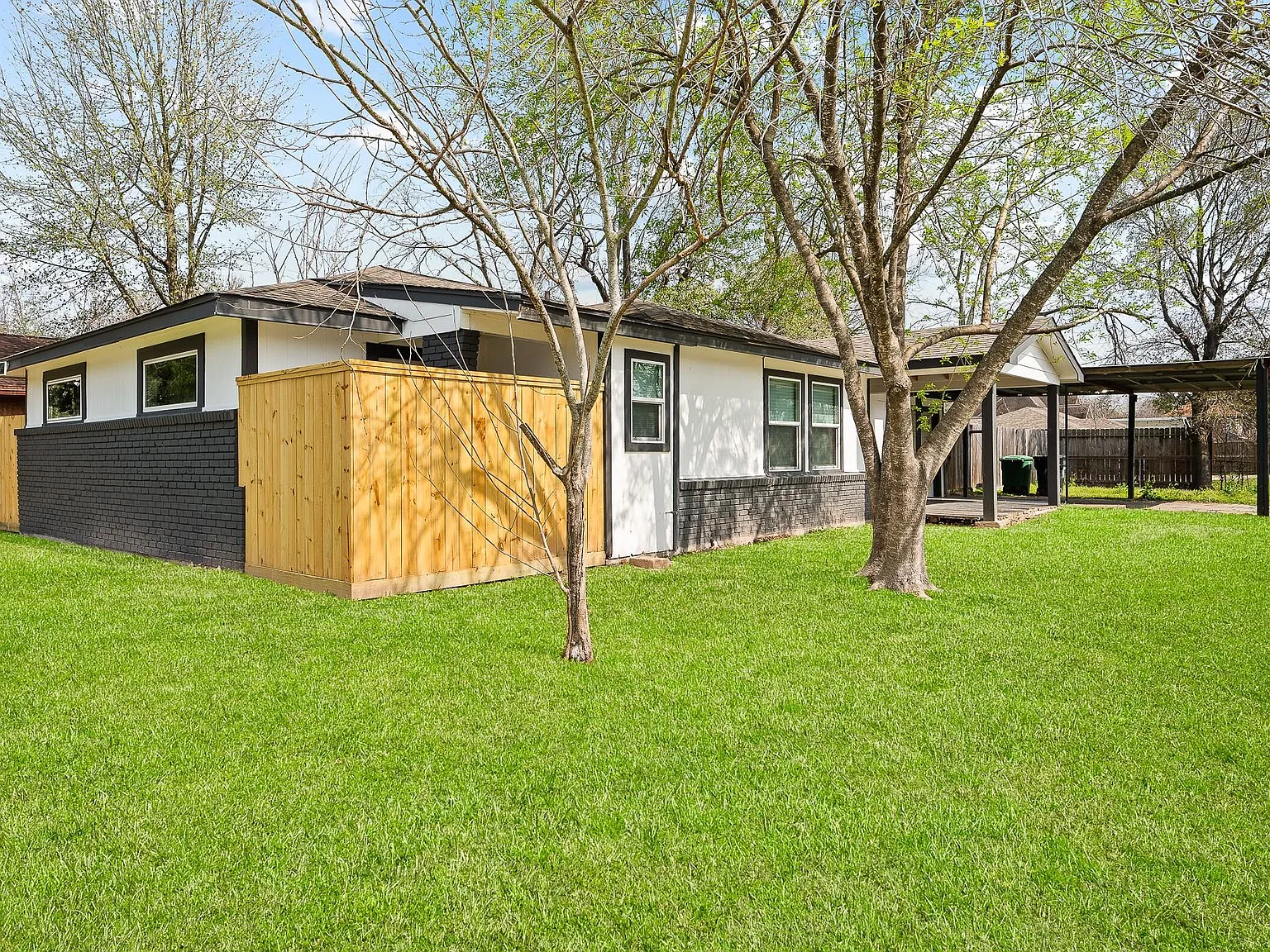 3 bed, 2.0 bath, 1164 sqft, $2,100 — Photo 3