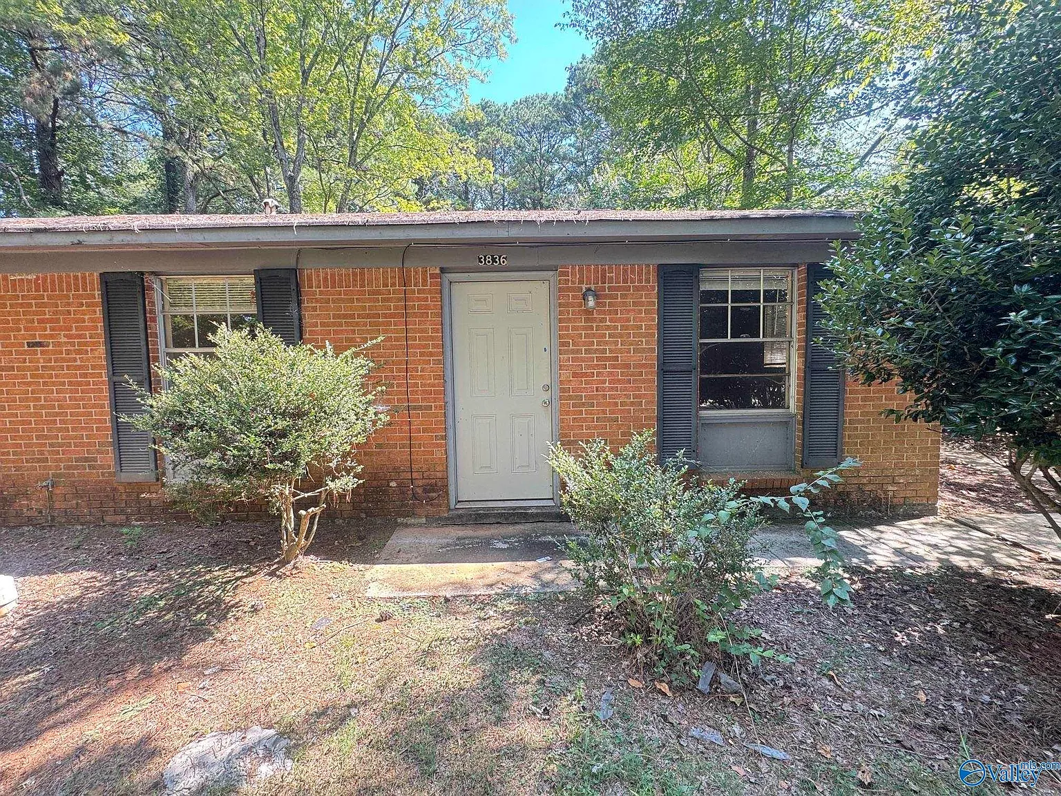 3 bed, 1.0 bath, 1025 sqft, $1,100 — Photo 2