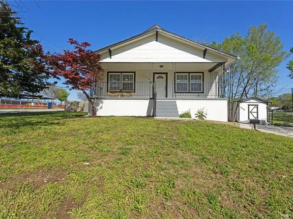 206 NW 22nd St, Blue Springs, MO 64015