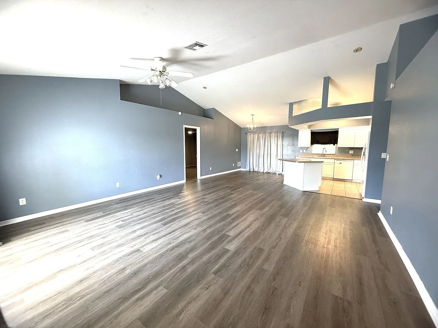 First Month's Rent Free! Stunning 4/2/2 In Nw Cape! — Photo 2