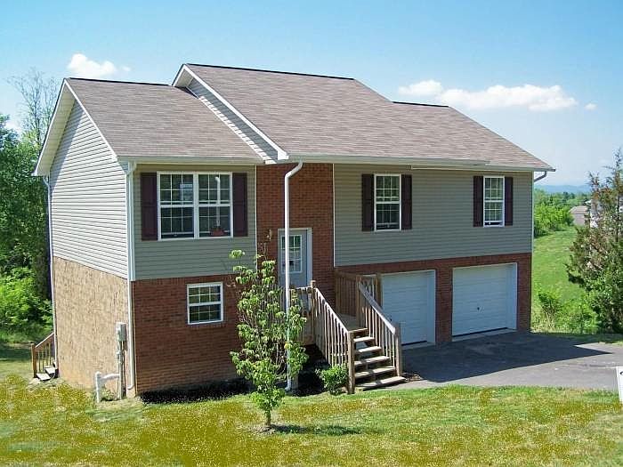 SPLIT FOYER ON 1/2 ACRE