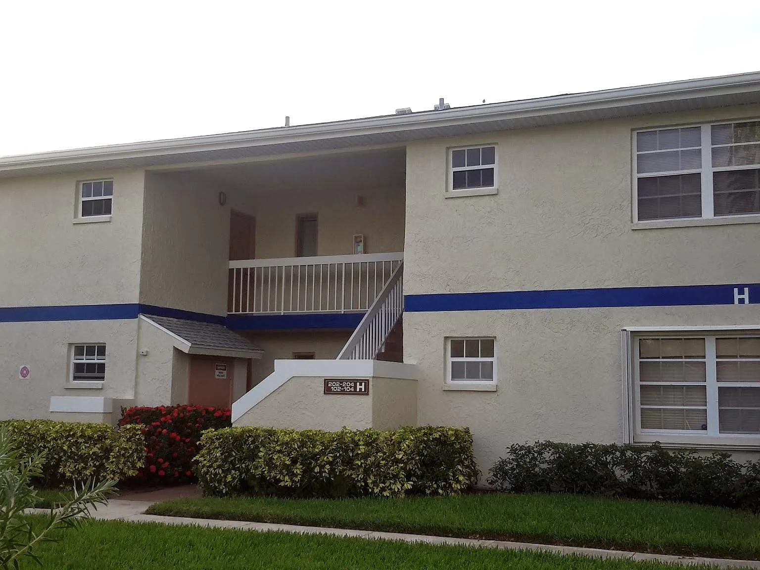 2 bed, 886 sqft, $1,700 — Photo 1
