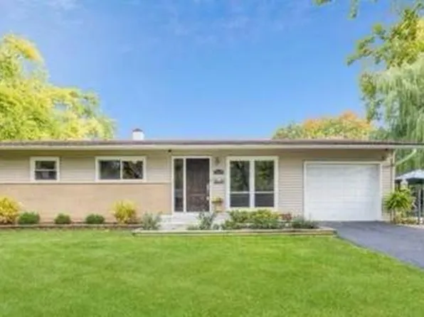 7677 Sprucewood Ave, Woodridge, IL 60517