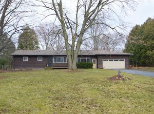 96 Holiday Rd, Rochester, NY 14623