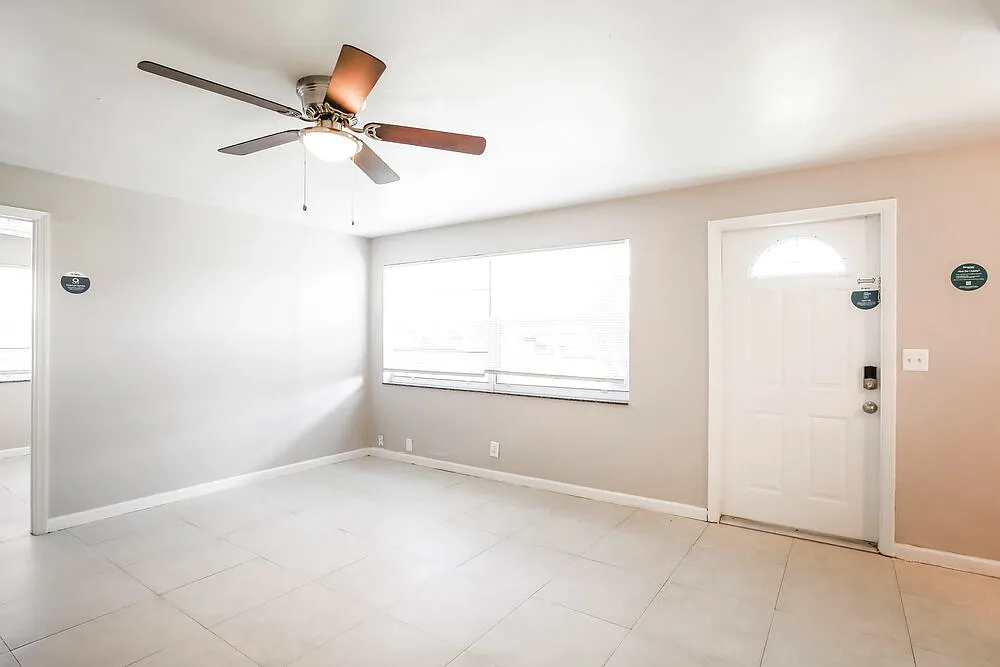 3 bed, 1.0 bath, 1007 sqft, $3,380 — Photo 3