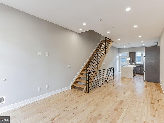 4th image of 3014 W Cabot St