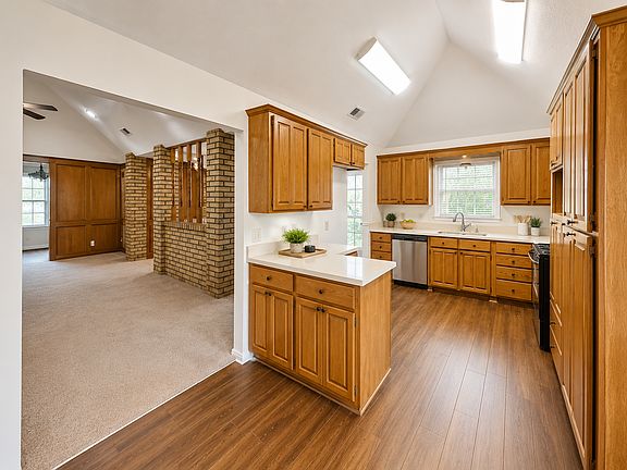 3rd image of 698 Buttercup Dr