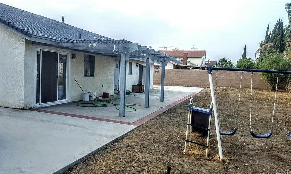 2nd image of 1091 S Larch Ave