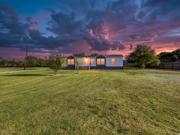 680 SE FRONT AVE E, Sabinal, TX 78881