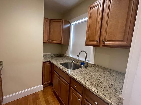 4th image of 98 Winsor Ave #1