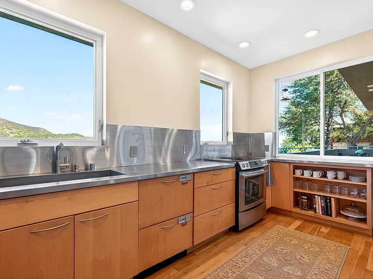 4302 Ocean View Dr — Photo 19