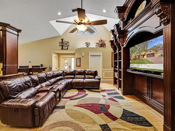 4th image of 1910 E Oak Knoll Cir