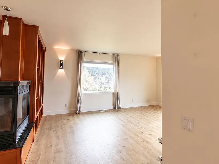 13431 Canyon Rd — Photo 7