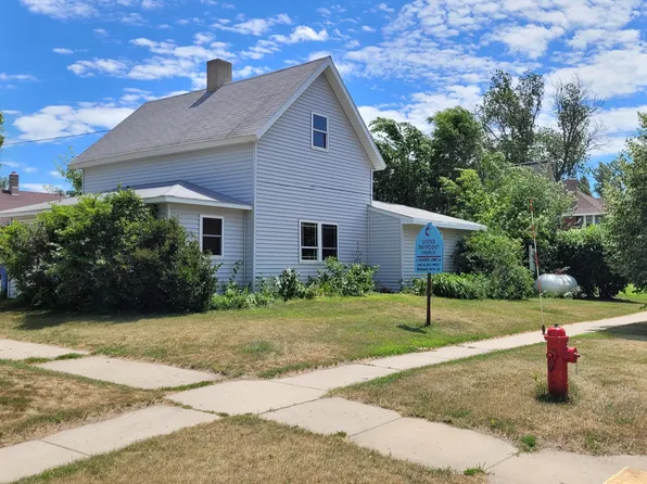 704 Juniper Ave, Oakes, ND 58474