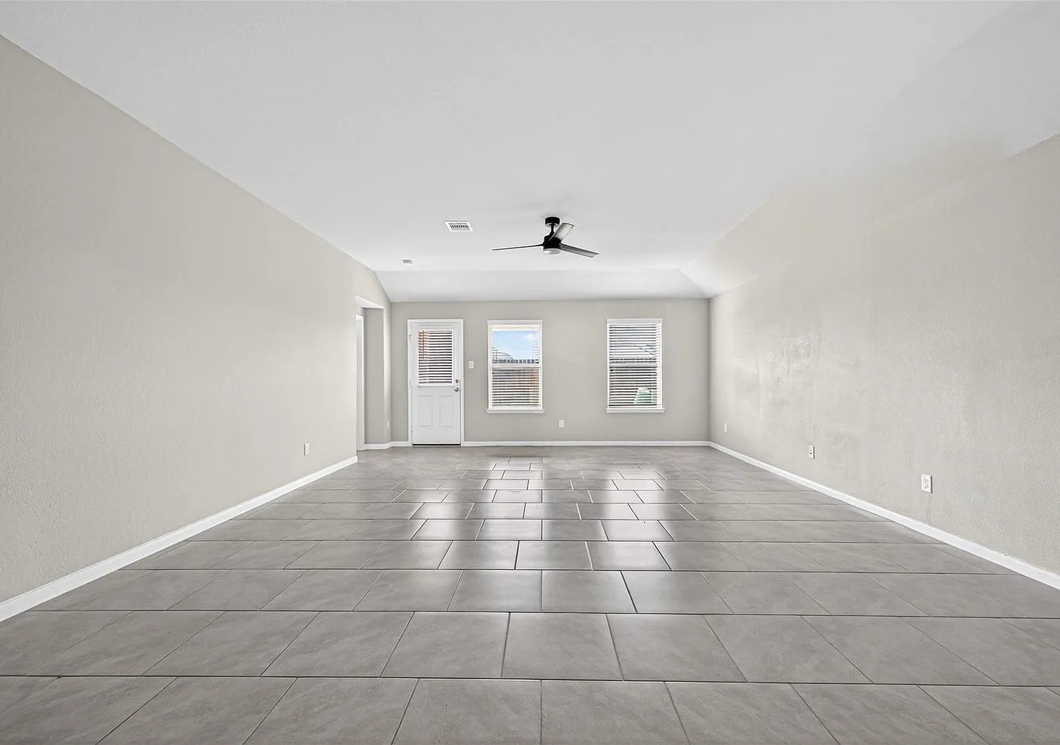 Located in the desirable Tamarron community, this well-maintained single-story home offers 4 bedr... — Photo 3