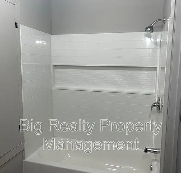 40 E 3rd St #1 — Photo 11