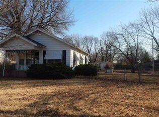 2020 Loomis St, Winfield, KS 67156