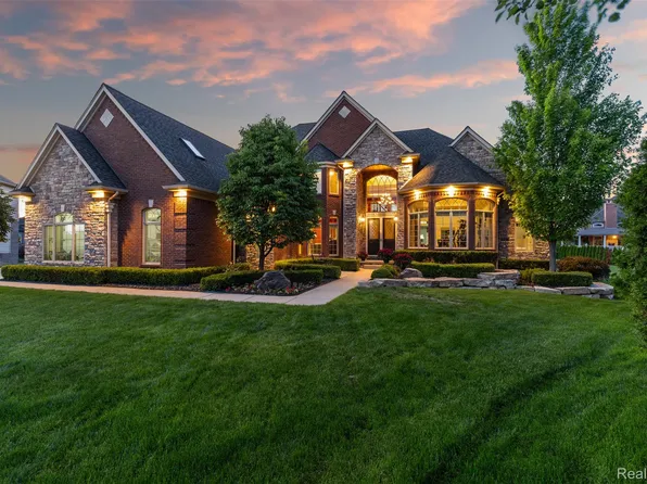 56074 Lario Ct, Macomb, MI 48042