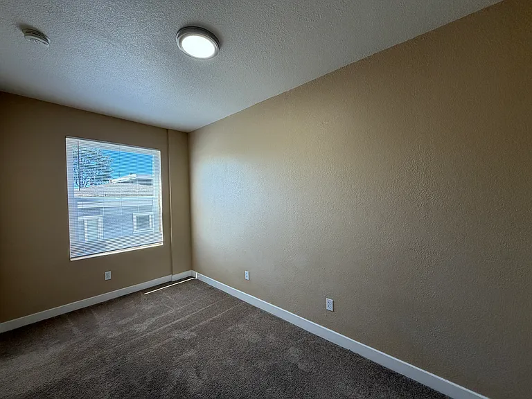 19th Street Apartments — Photo 8