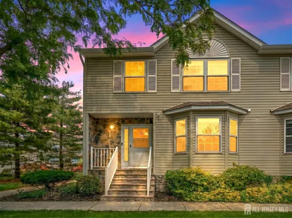 8 Ashley Ct, Somerset, NJ 08873