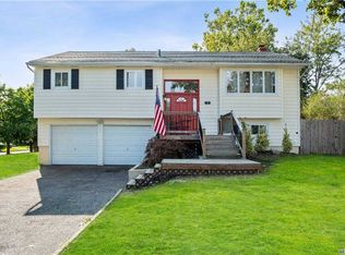 14 Catherine Dr, Selden, NY