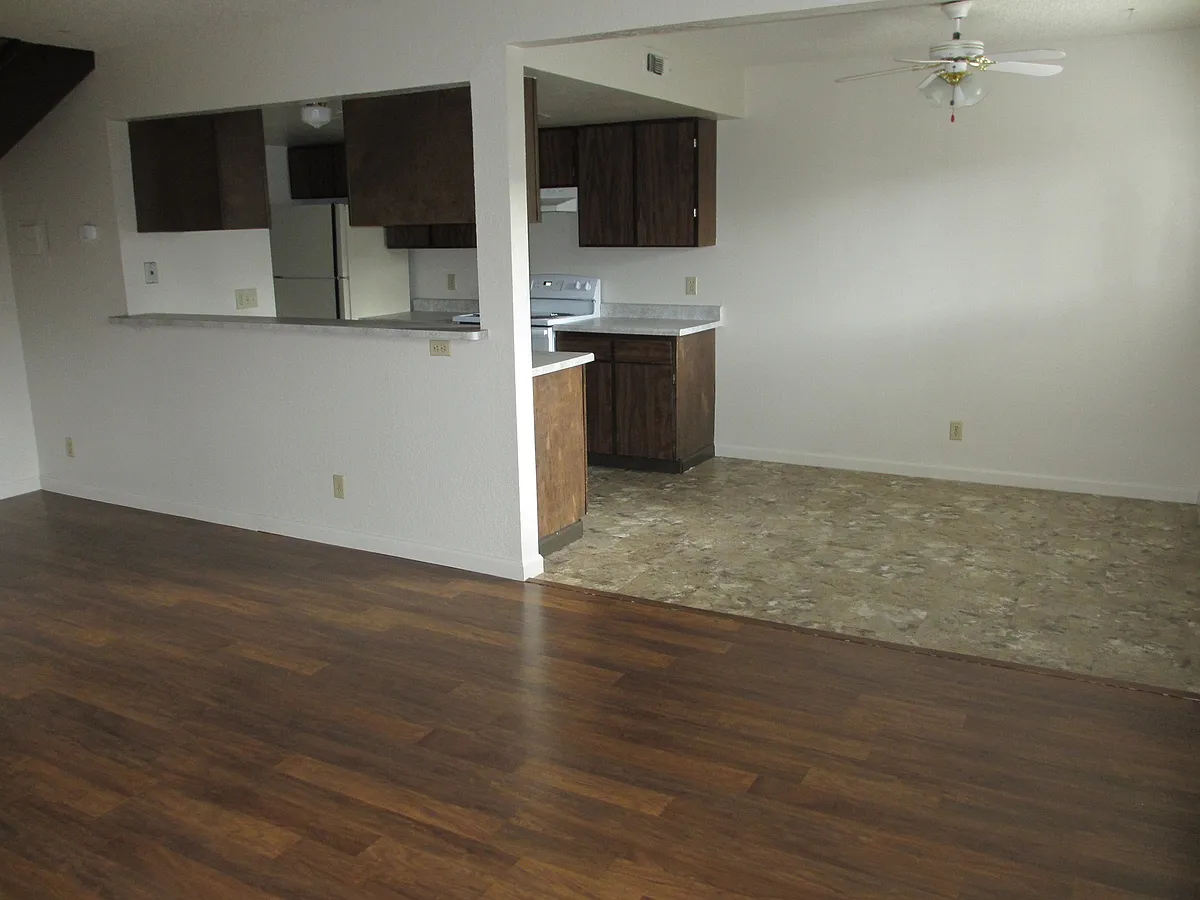 Building Photo - 621 Saginaw St #13