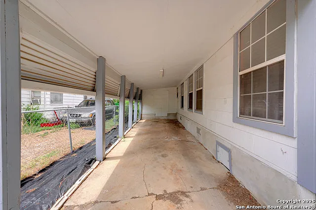 2231 W Woodlawn Ave — Photo 25