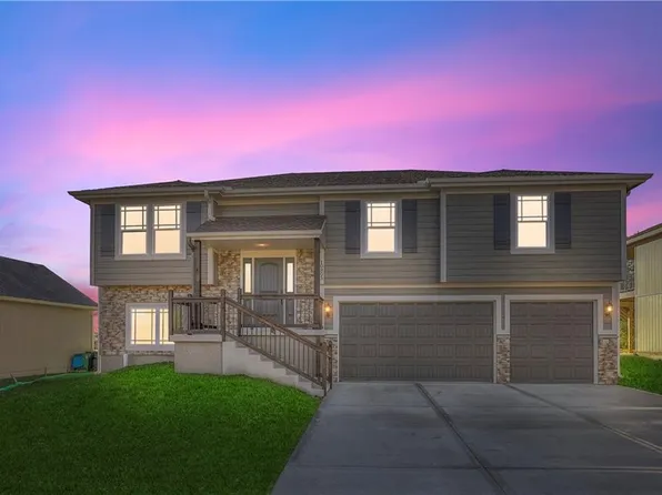 10803 Country Ln, Peculiar, MO 64078