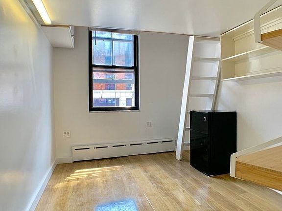 2nd image of 102 Washington Pl #A1