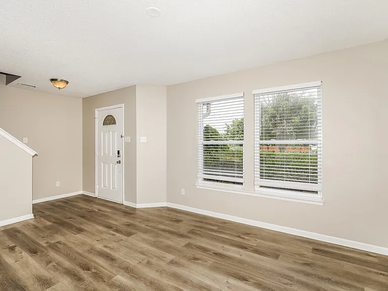 10301 Kensington Way — Photo 6