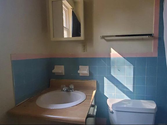 3rd image of 947 Grand Ave #4