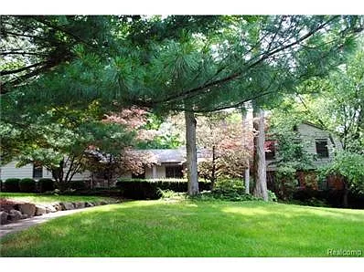 32576 Robinhood Dr photo 1