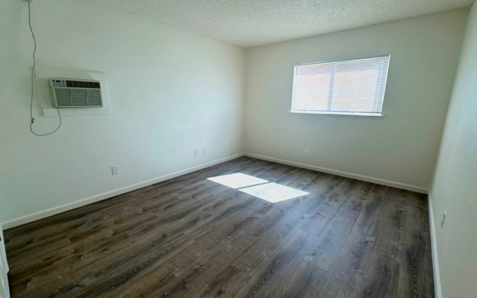 3 bed, 1000 sqft, $2,100 — Photo 4